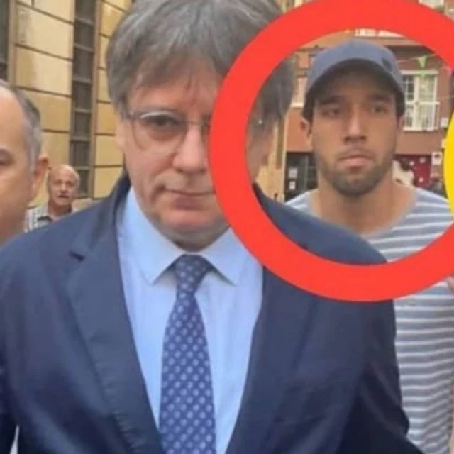 Nuevo ridículo monumental de Alvise Pérez: confunde a un periodista de La Razón con un escolta de Puigdemont y pide que lo detengan