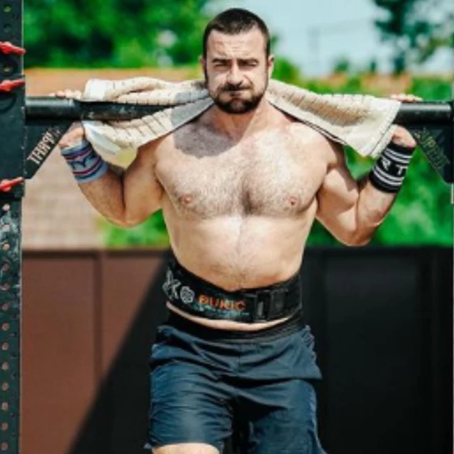 Lazar Dukic se ahoga durante una prueba de los CrossFit Games