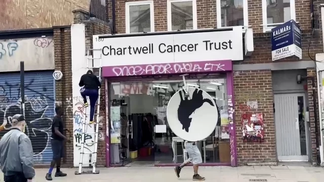 Así ha sido el momento en el que varios encapuchados roban la nueva obra de Banksy en Londres