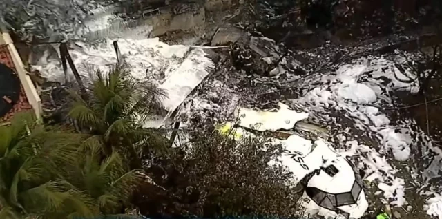 Avión que se estrelló en Brasil, Vinhedo, explotó en el patio trasero de una casa [POR]