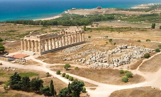 Un pequeño templo descubierto en la antigua ciudad de Selinunte (ENG)