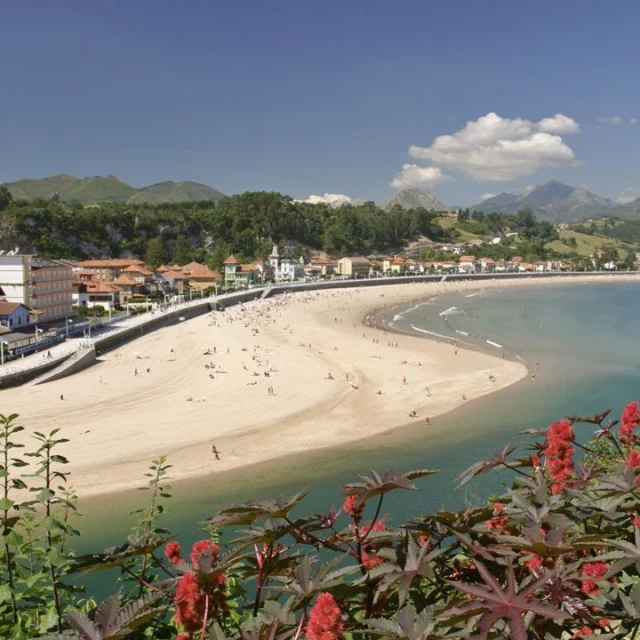 Cierran al baño la playa de Santa Marina en Asturias al no reunir el agua las condiciones mínimas