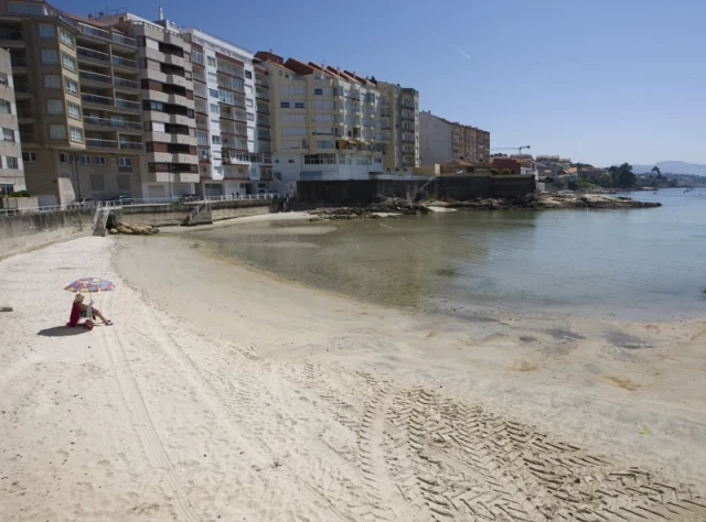 Un vertido obliga a cerrar una playa de Sanxenxo y se recomienda no bañarse en otra de Vilagarcía