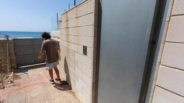 Una puerta que impide el acceso a un camino público a las calas del Cabo de la Huerta (Alicante)