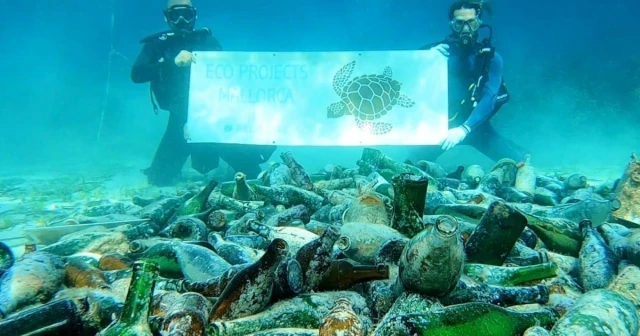 Una recogida de residuos desvela miles de botellas de champán tiradas al mar