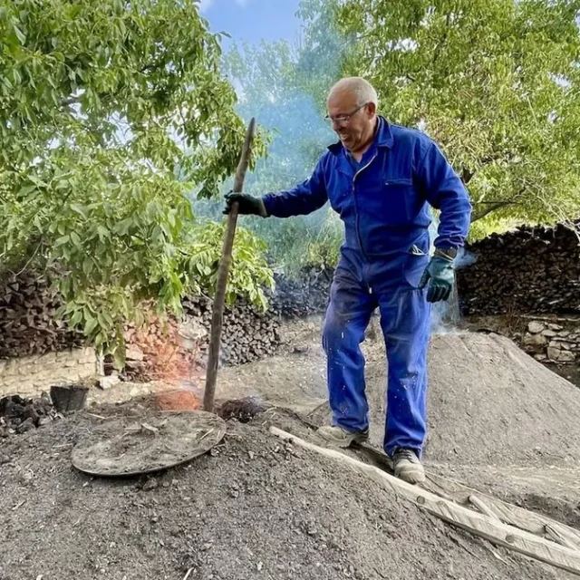 Los últimos carboneros de la frontera