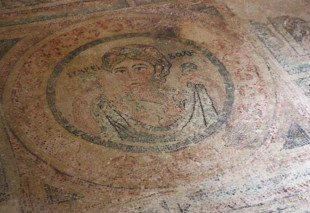 Resuelto el misterio del mosaico de 1.700 años: se descubre que el medallón del mosaico es el símbolo de una unidad militar romana [Eng]