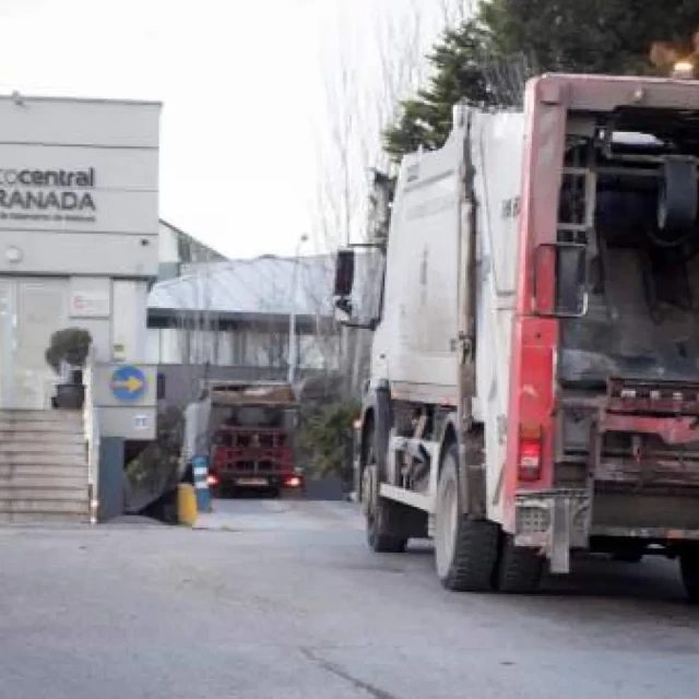 Drámaticos hallazgos de bebés en cuestión de horas en España: uno muerto en una planta de reciclaje y una viva en el baño de un súper