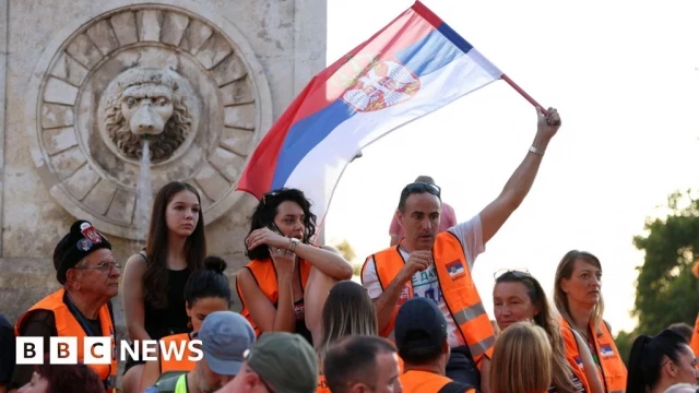 (eng) Miles de personas protestan contra la minería de litio en Serbia