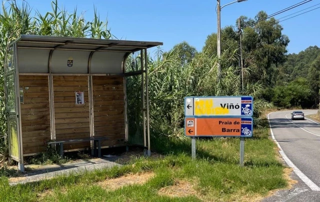 Nudistas y vestidos, enfrentados por la ropa en la playa de Viñó