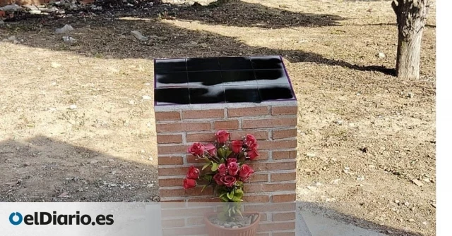 Vandalizan el monolito de las víctimas del franquismo en Fuensalida que el PP 'escondió' en un rincón del cementerio