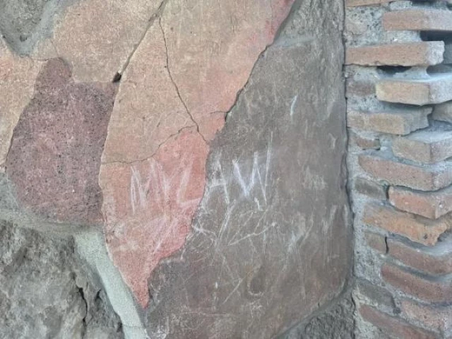 Pompeya, un turista inglés daña la Casa de las Vestales. Quería dejar huella de su visita