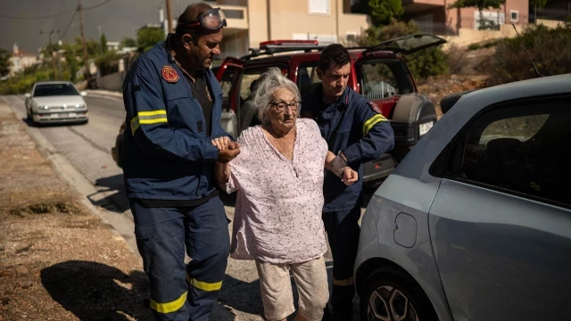 El incendio que amenaza Atenas sigue sin control