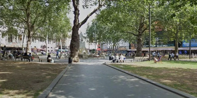 Detenido un hombre tras apuñalar a una mujer y una niña en una céntrica plaza de Londres