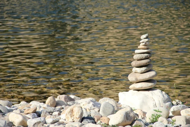 No hagas montañitas con piedras en la playa: estás dañando severamente el medio ambiente