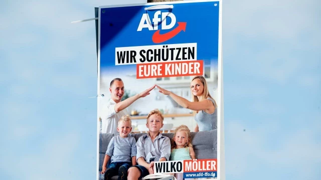 Elecciones estatales en Brandenburgo: Cartel de AfD con sugerencia de saludo hitleriano [DEU]