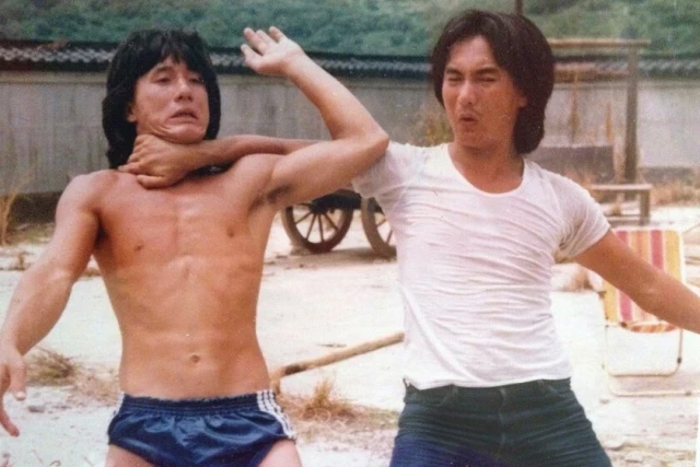 El cine de acción y artes marciales está de luto. El legendario Jackie Chan nos rompe el corazón al anunciar que Corey Yuen lleva muerto dos años