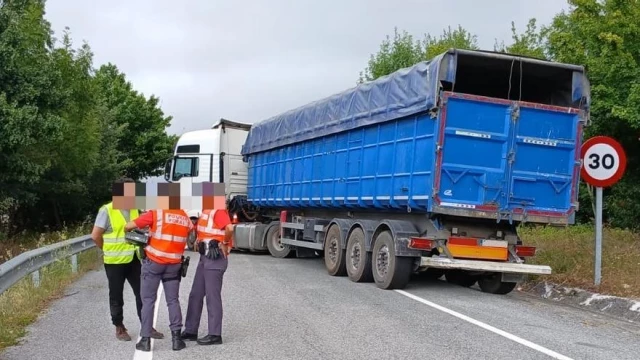 Cruza el camión en mitad de la carretera, septuplica la tasa de alcohol e invita a la Policía Foral a cerveza