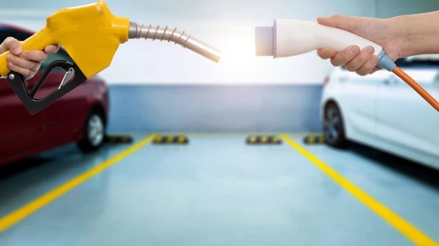 La paradoja de los coches eléctricos: los compradores no los cambian por nada, pero sus ventas no crecen