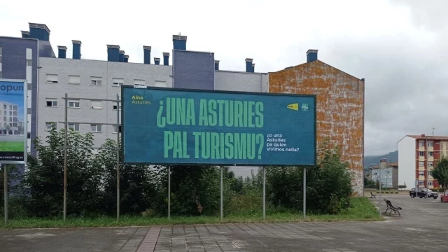 Aína ocupa una valla publicitaria en Villaviciosa por «una Asturies pa quien vivimos nella» y no para el turismo