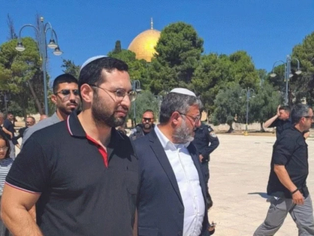 Ministros y colonos de "Israel" asaltaron la mezquita de Al Aqsa