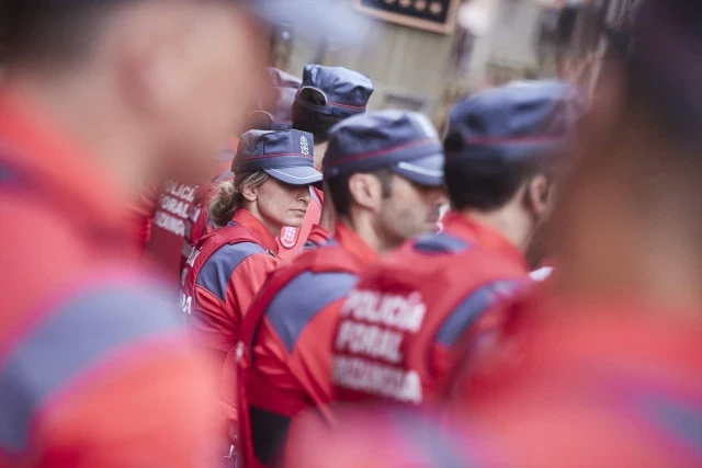 Una patrulla de la Policía Foral de Navarra paga dos habitaciones de hotel a una familia en desamparo