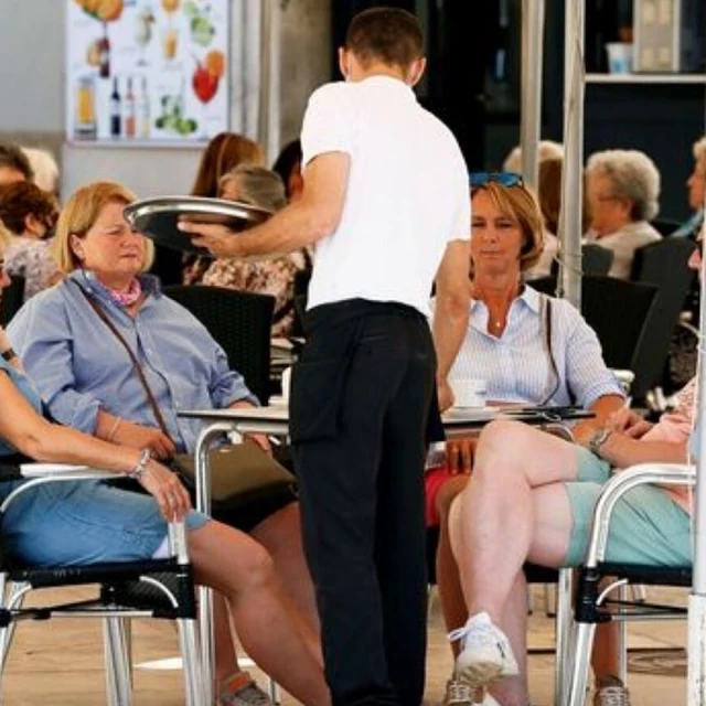 Indignación por la oferta de trabajo de una cafetería de Murcia: 700 euros por jornada completa