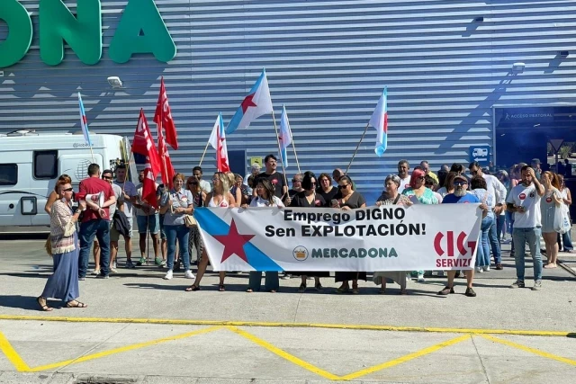 Personal de Mercadona se concentra en Nigrán contra los abusos y amenazas que sufre