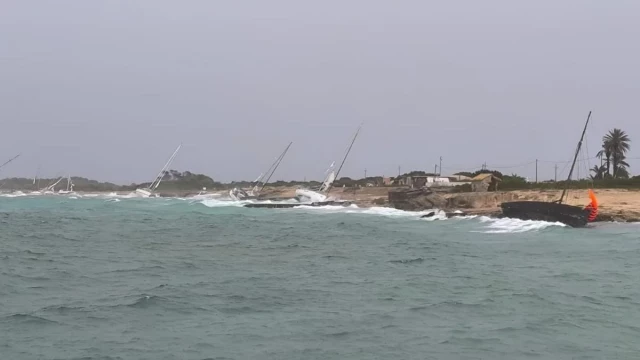 El temporal lanza contra las rocas a decenas de barcos en Formentera