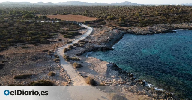 Un pueblo de Mallorca frena la presión humana en una cala con una barrera de piedras: “Esto era un nido de caravanas”