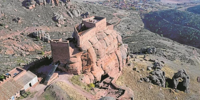 El extraño castillo español de la piedra roja: un coloso inexpugnable erigido sobre un acantilado