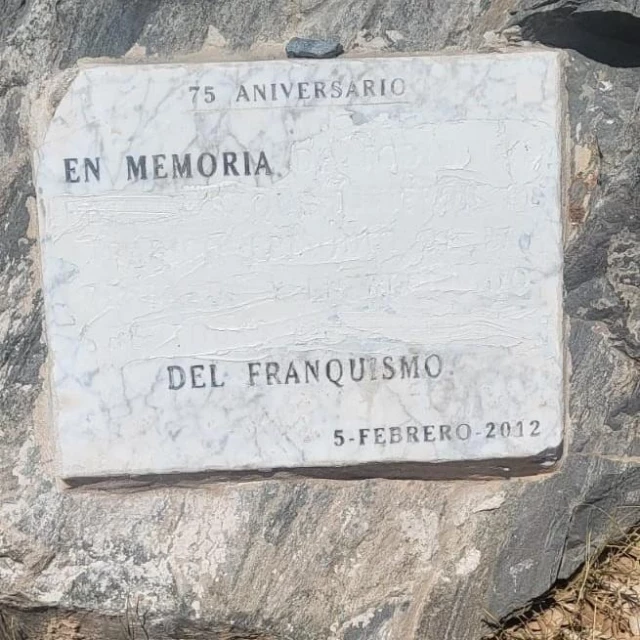 Vandalizada una vez más la placa dedicada a las víctimas de La Desbandá en Almuñécar