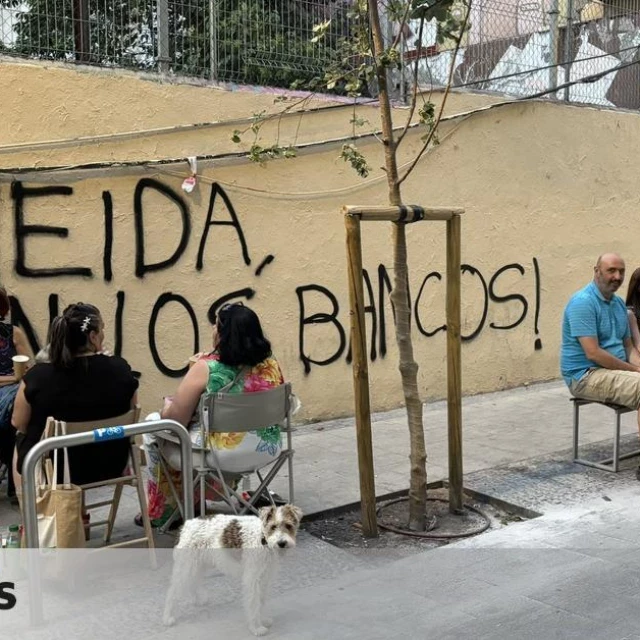 'Vecinos al fresco' para que los asientos eliminados por el Ayuntamiento vuelvan a Grilo: "Almeida, ¡repón los bancos!"