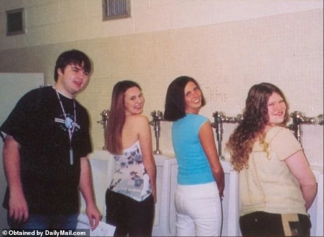 El candidato a vicepresidente de Trump JD Vance es visto posando con tres compañeras de clase en los urinarios de los chicos en una foto desenterrada de la escuela secundaria (Eng)