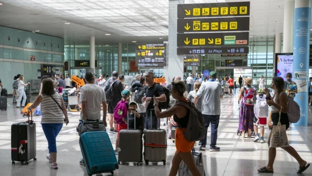 Los aeropuertos españoles pulverizan las cifras prepandemia con 32 millones de viajeros en julio