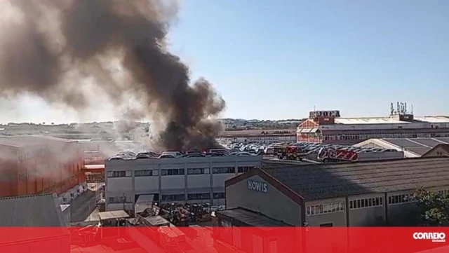 Arde un Tesla y las llamas consumen otros vehículos cerca del aeropuerto de Lisboa [POR]