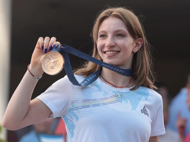 La rumana Ana Barbosu recibió el bronce que obtuvo tras reclamar al TAS y dejó sin efecto a una de las fotos más icónicas de París 2024