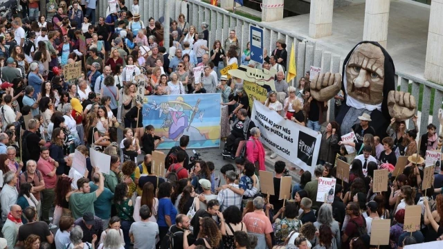 Prou!: «Ibiza está a punto de explotar»