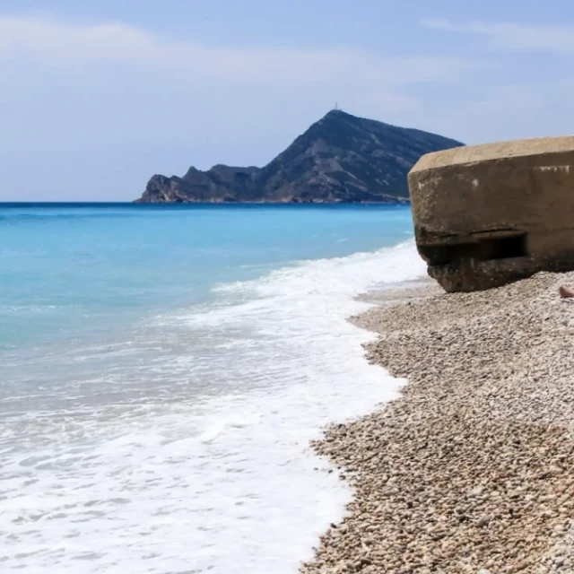 La playa de Alicante de aguas cristalinas en la que se encuentra un búnker de la Guerra Civil