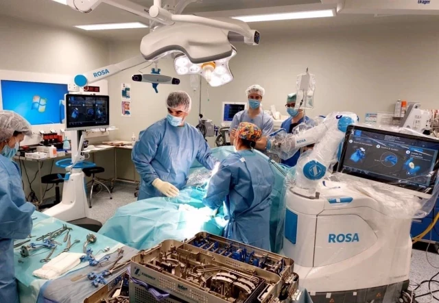 El hospital Mancha Centro, pionero en optimizar cirugías de prótesis de rodilla con tecnología robótica de vanguardia