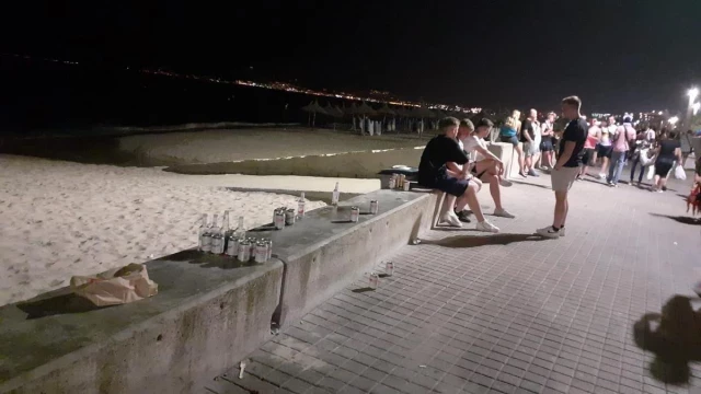 La otra cara de las misas en la playa | Los vecinos de s’Arenal (Mallorca) estallan: “Llevamos años aguantando el ruido y la suciedad de este grupo religioso”