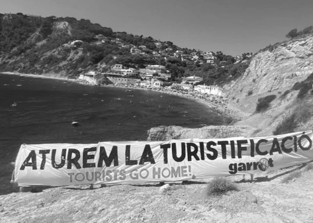 Despliegan una pancarta de 15 metros contra la turistificación en una cala de Xàbia