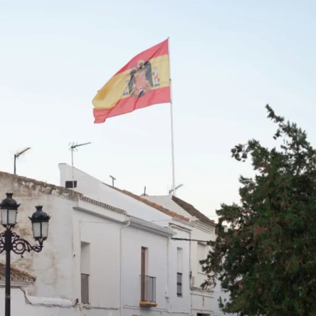 Denuncian la izada de una bandera franquista gigante en un pueblo de Cádiz