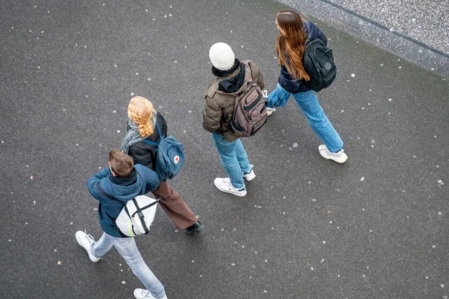 La generación Z llega tarde a menudo, pierde tiempo en hacer sus tareas y falta al trabajo por salud mental