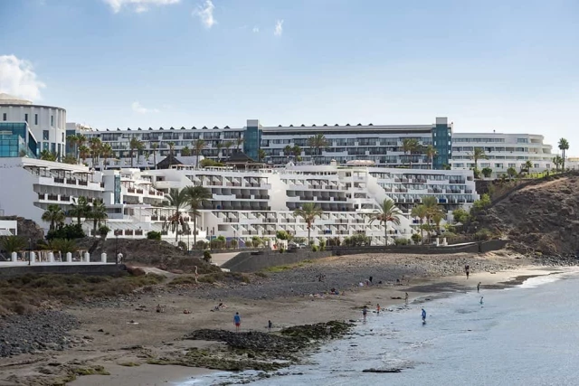 El Cabildo de Lanzarote concede la autorización turística al hotel ilegal Papagayo Arena