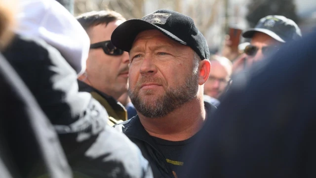 Un Juez federal nombrado por Trump en 2019 impide a la familia de Sandy Hook cobrar los 50 millones de dólares que les debe Alex Jones por difamación (eng)