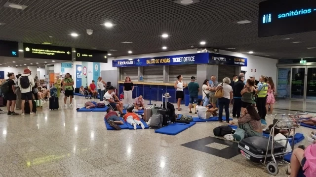 Españoles atrapados en el aeropuerto de Madeira: &quot;La gente aquí está muy alterada&quot;