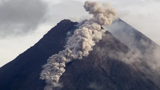 24 escaladores están a punto de morir abrasados por la lava de un volcán por desoír las prohibiciones