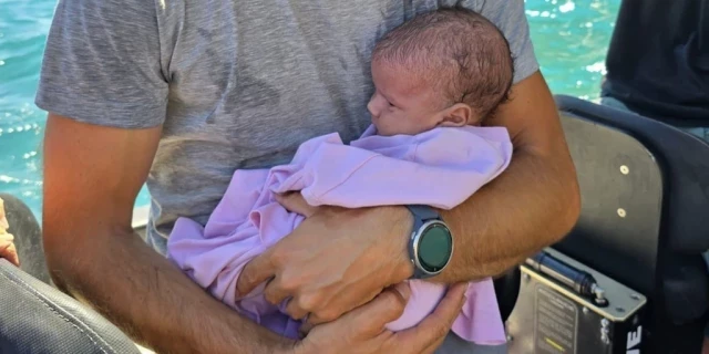 Rescatan a un bebé de dos meses que sobrevivió a base de leche y agua de mar en una zona recóndita de la isla griega de Tilos