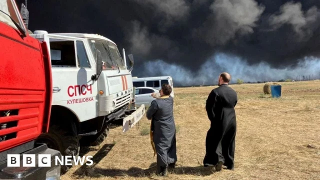 Sacerdotes rusos bendicen camiones de bomberos mientras continúa un enorme incendio tras el ataque en Ucrania (ENG)